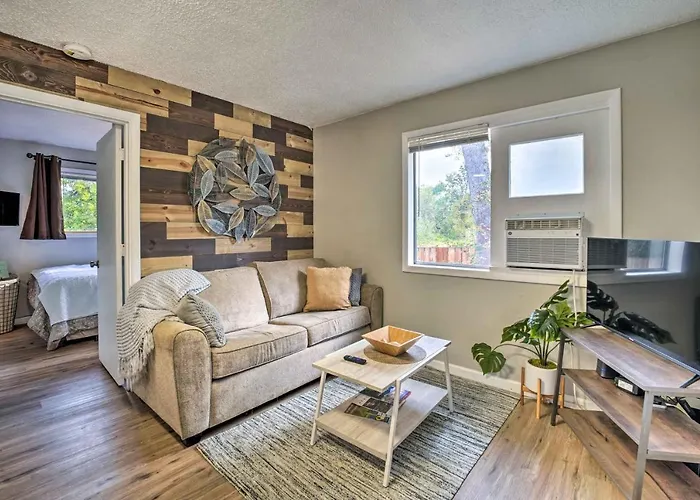 Cozy Roseburg Home with Fire Pit&Gas Grill!