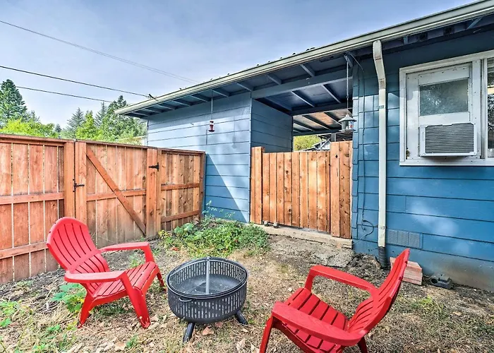 Cozy Roseburg Home with Fire Pit&Gas Grill!