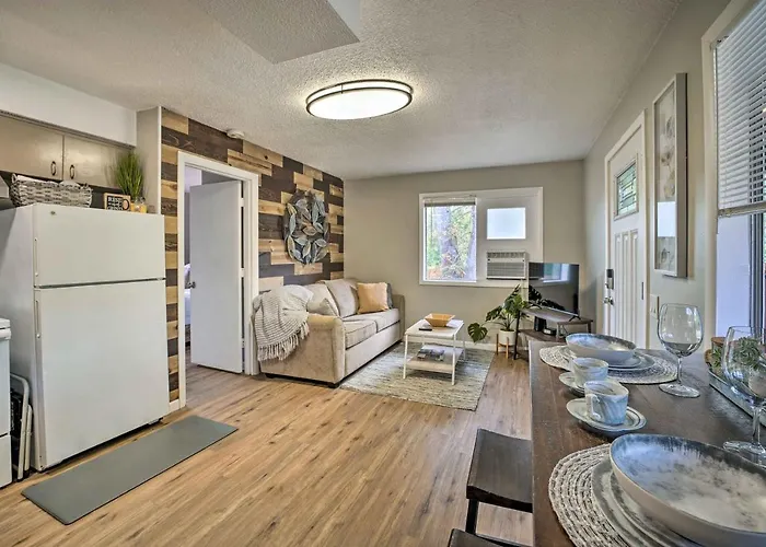 Cozy Roseburg Home with Fire Pit&Gas Grill!