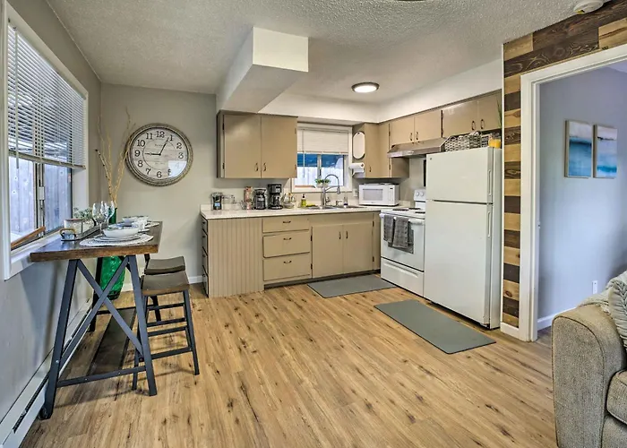 Cozy Roseburg Home with Fire Pit&Gas Grill!